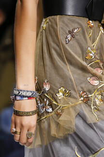 Details Christian Dior , Details Dior Fall 2018 Ready-to-Wear , Детали показа Кристиан Диор , Детали показа Диор осень зима 2018 , Fashion show , неделя моды в Париже , PFW , Мария Грация Кьюри , Mainstyles